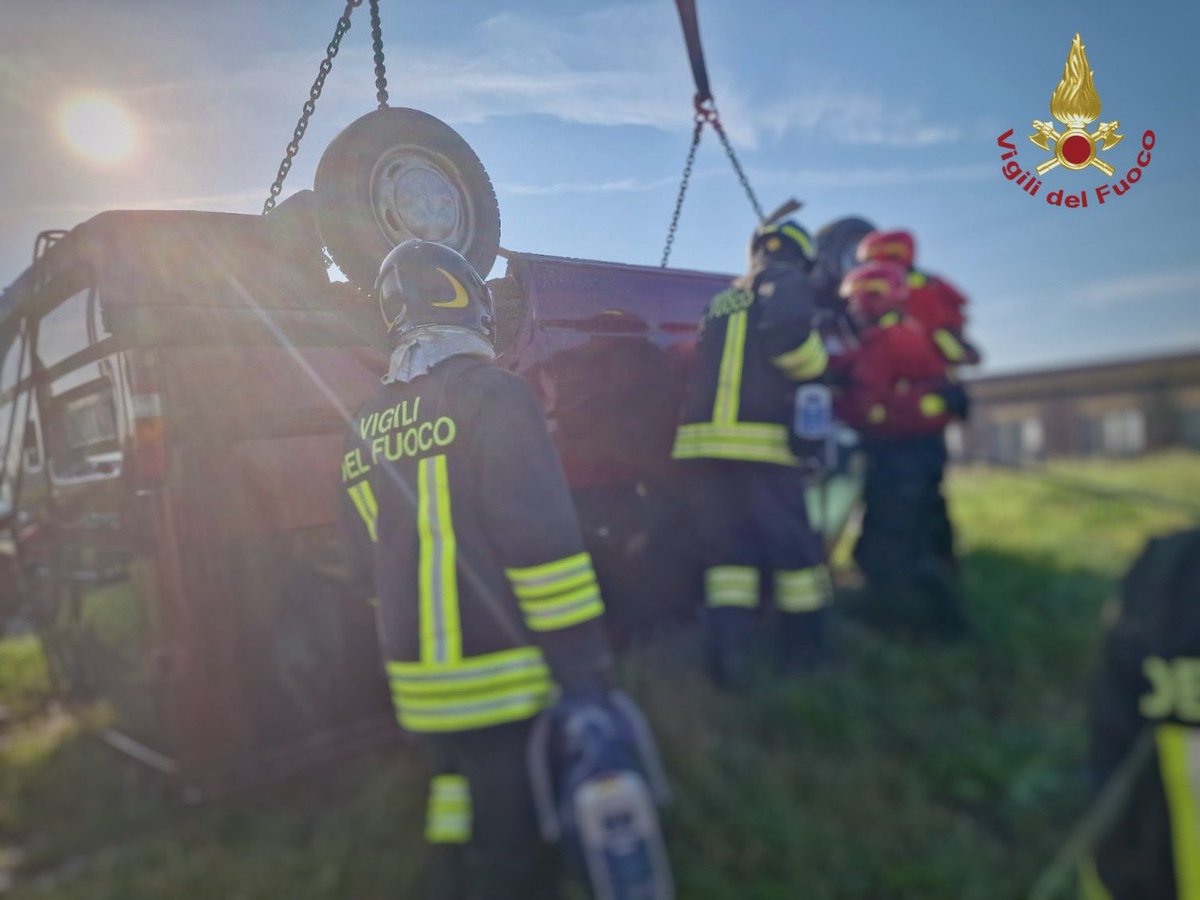 Minivan finisce in un canale nel Veneziano, tre morti - 