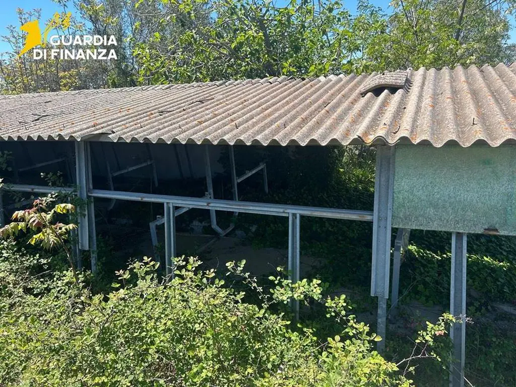Sequestrata nel cosentino maxi area industriale con 1000 mq di amianto killer - 
