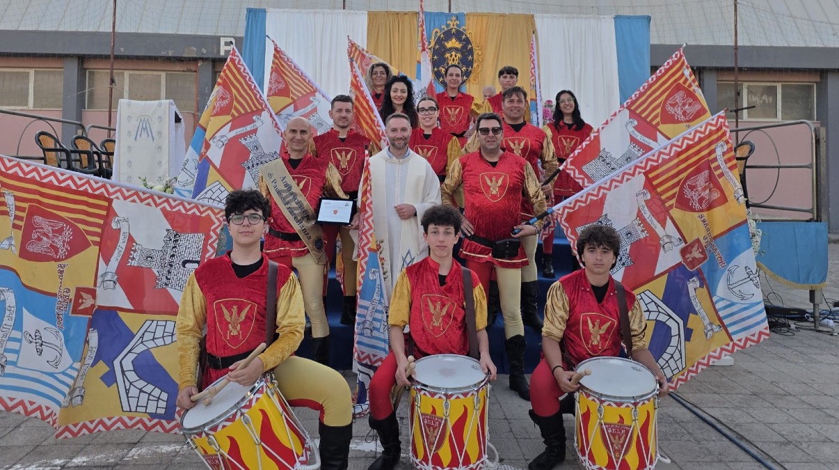 Coreografie e devozione: gli Sbandieratori di Gela incantano la Festa di Maria Ausiliatrice - 