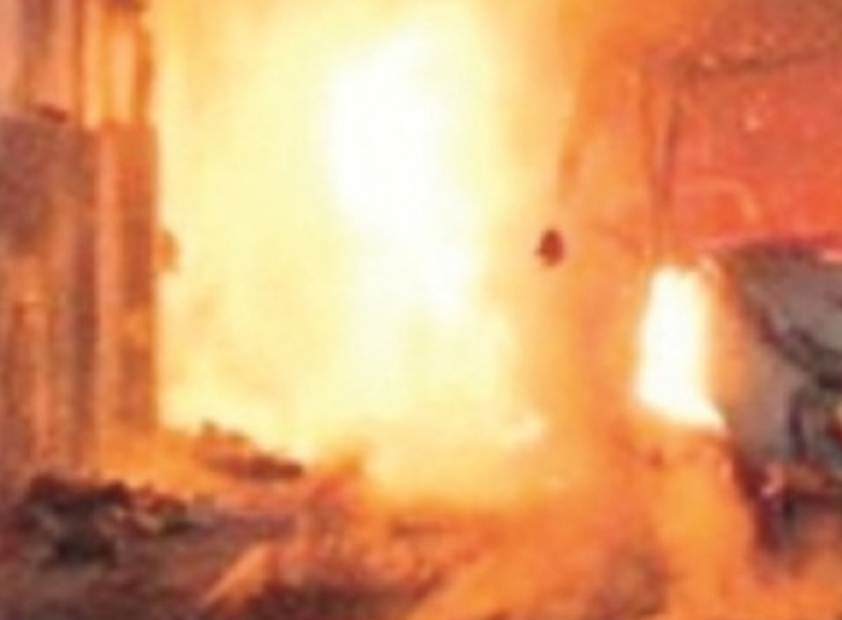 Nella notte Bmw distrutta dalle fiamme, danneggiata anche un'altra auto  - 