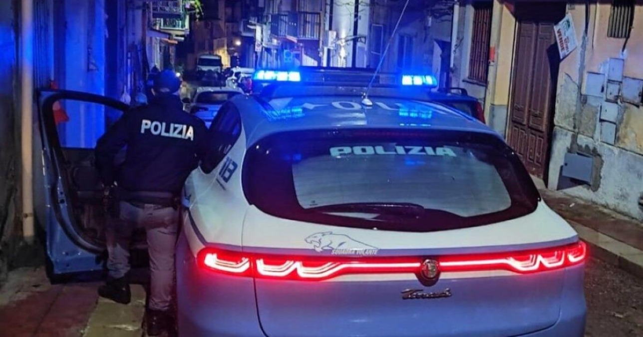 Cercò di fuggire con mezzo chilo di hashish, arrestato dalla polizia: giovane patteggia - 