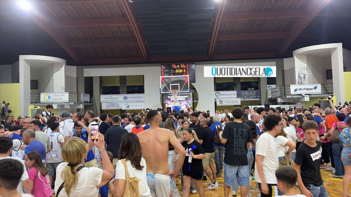 Apoteosi Gela Basket, la cicogna biancazzurra vola in B: vittoria bis contro Catania  - 