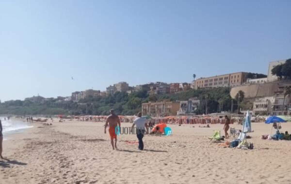 Giovane colto da malore in mare, salvato e trasportato in ospedale per accertamenti - 