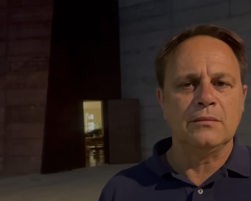 Niscemi, furto in una chiesa: Conti, "vergognatevi e restituite tutto" - Il sindaco Conti davanti alla chiesa 