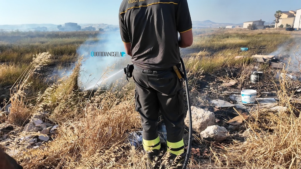 Fiamme nelle aree incolte, vanno in fumo anche rifiuti: solo ieri venti interventi dei vigili - 