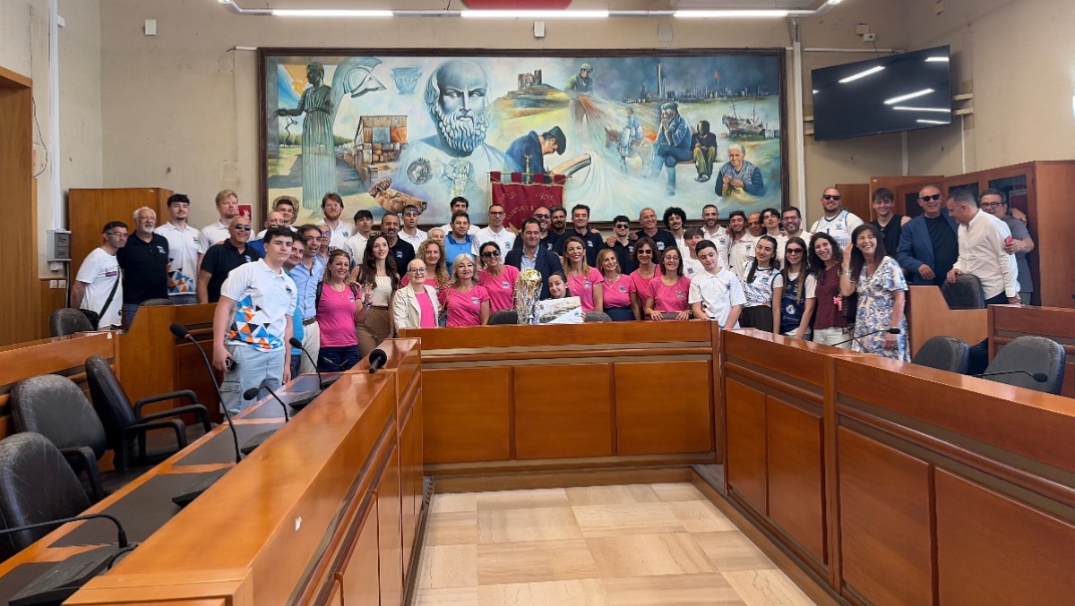Gela Basket, l’amministrazione comunale premia i biancazzurri in aula consiliare  - 