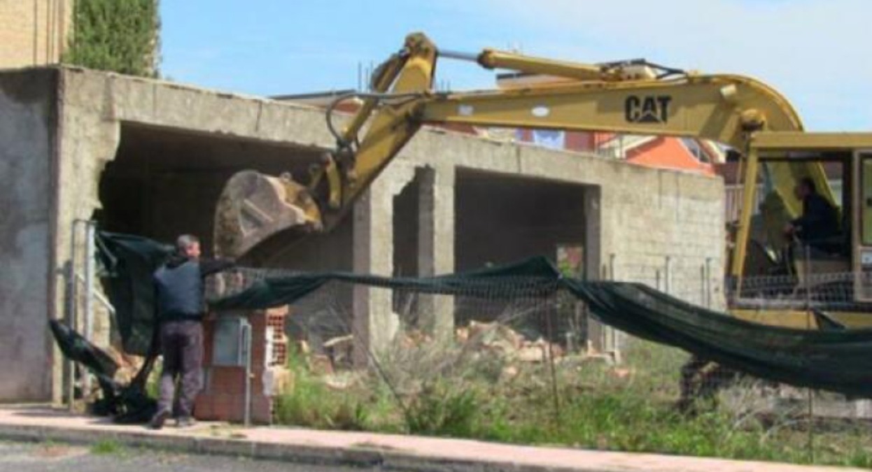 Demolizione immobili abusivi, iter non vanno avanti: Regione definanzia fondi concessi al Comune 