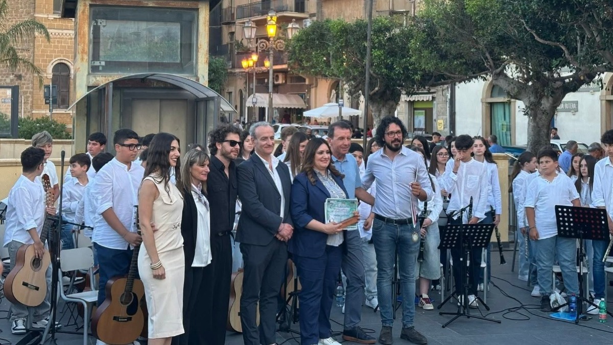 1° posto al festival “Josè Cardinale”, il comune ospita il saggio in piazza e premia gli studenti - 