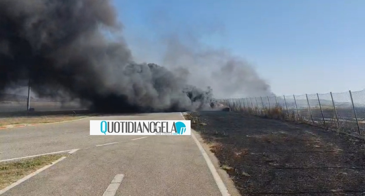 Vasto incendio esteso fino al kartodromo, fumo e fiamme in aree di pista - 