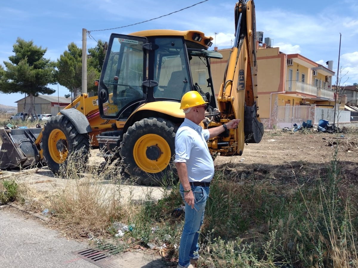 Da via Ara Pacis e fino al giardino dell'Acropoli, lavori pulizia vanno avanti - Fava nel corso di uno degli interventi di pulizia