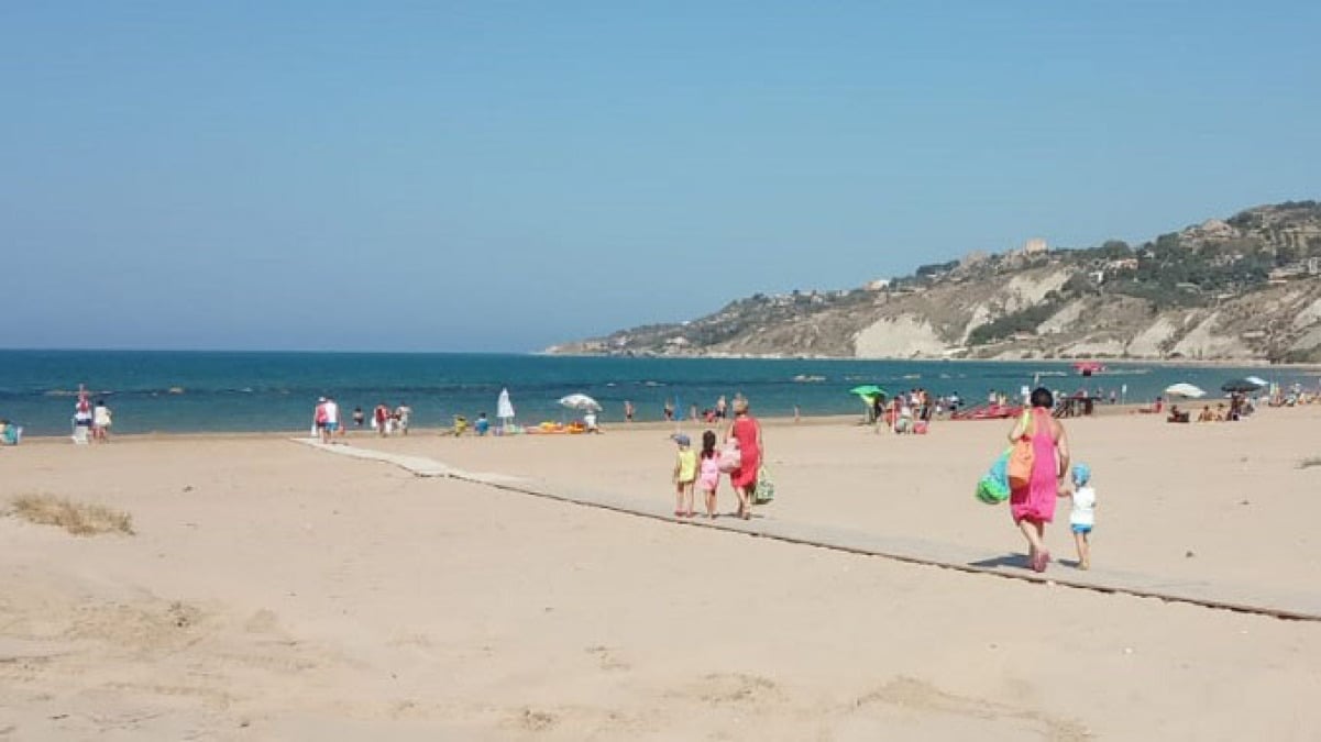 Il malore in spiaggia a Marianello e la morte: deceduta una bambina di sette anni