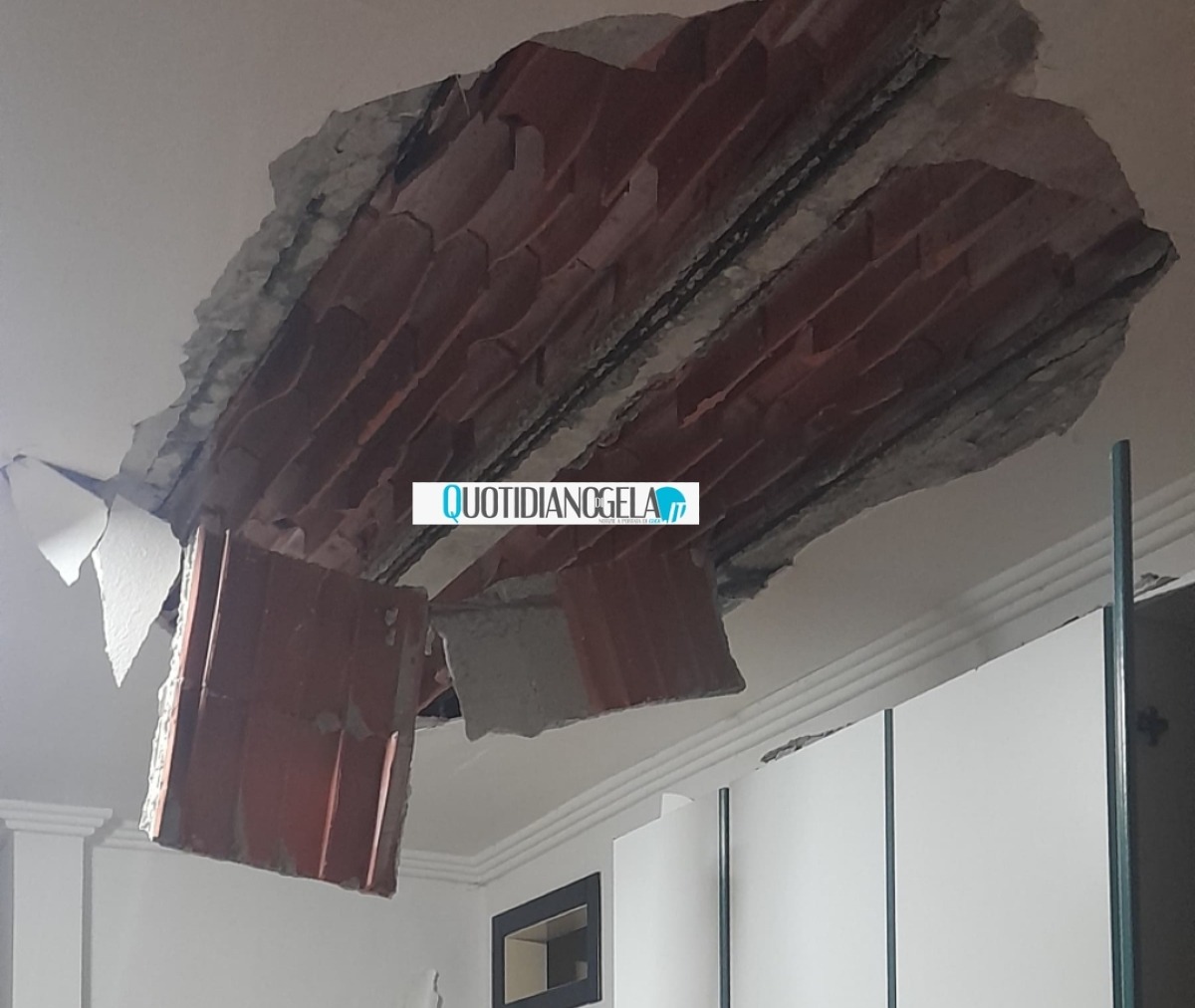 Crolla il soffitto di un'abitazione di via Pisa, anziana salva  - Il cedimento nell'abitazione 