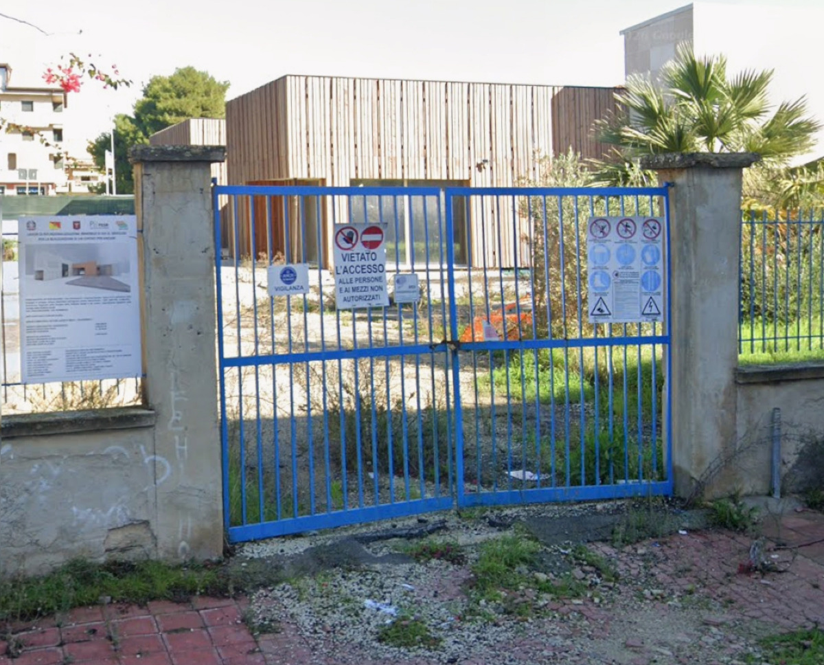Infiltrazioni piovane e danni interni nel centro per anziani realizzato e rimasto chiuso - 