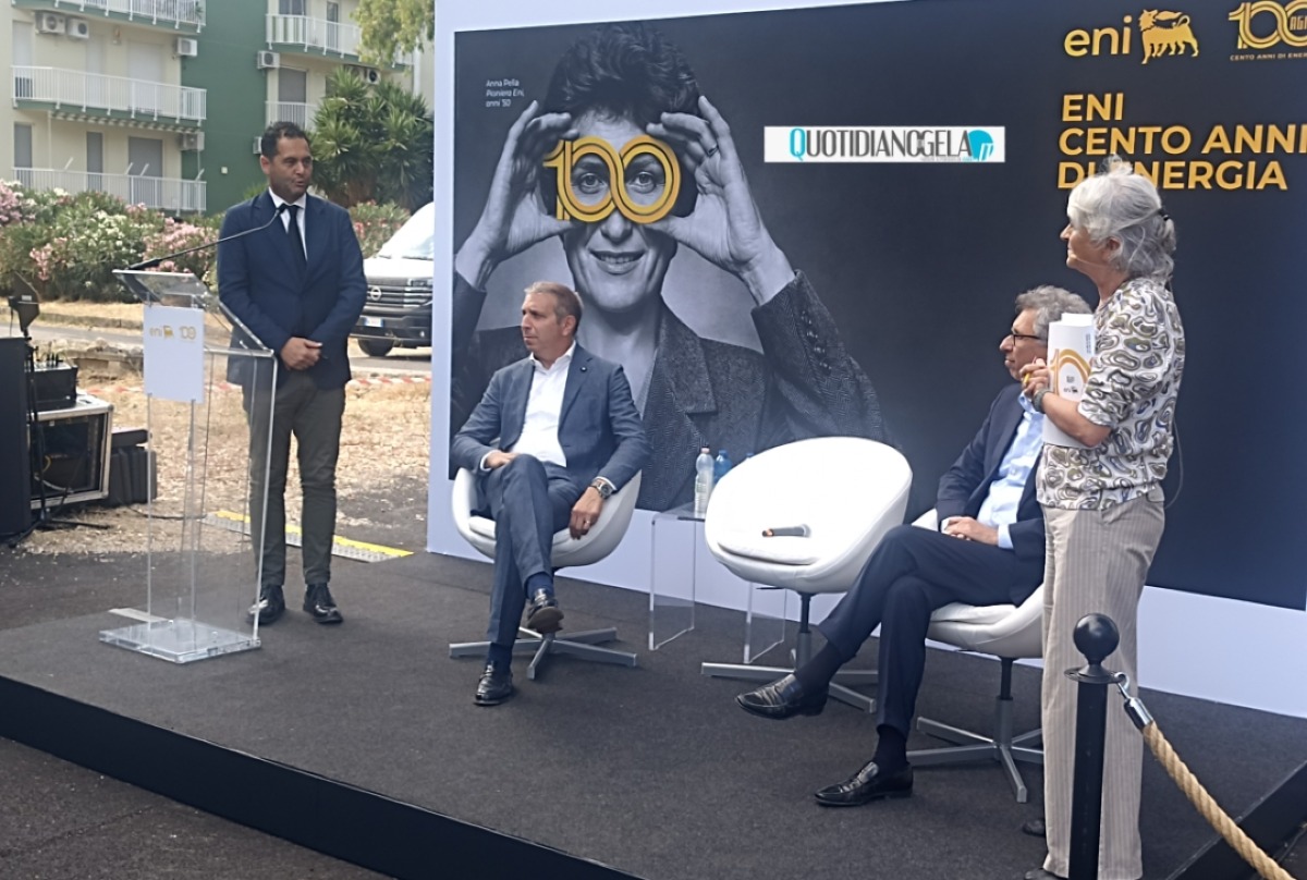 Cento anni Eni, "a Gela polo nazionale biocarburanti e produzione gas" - Un momento della manifestazione con il sindaco Terenziano Di Stefano 