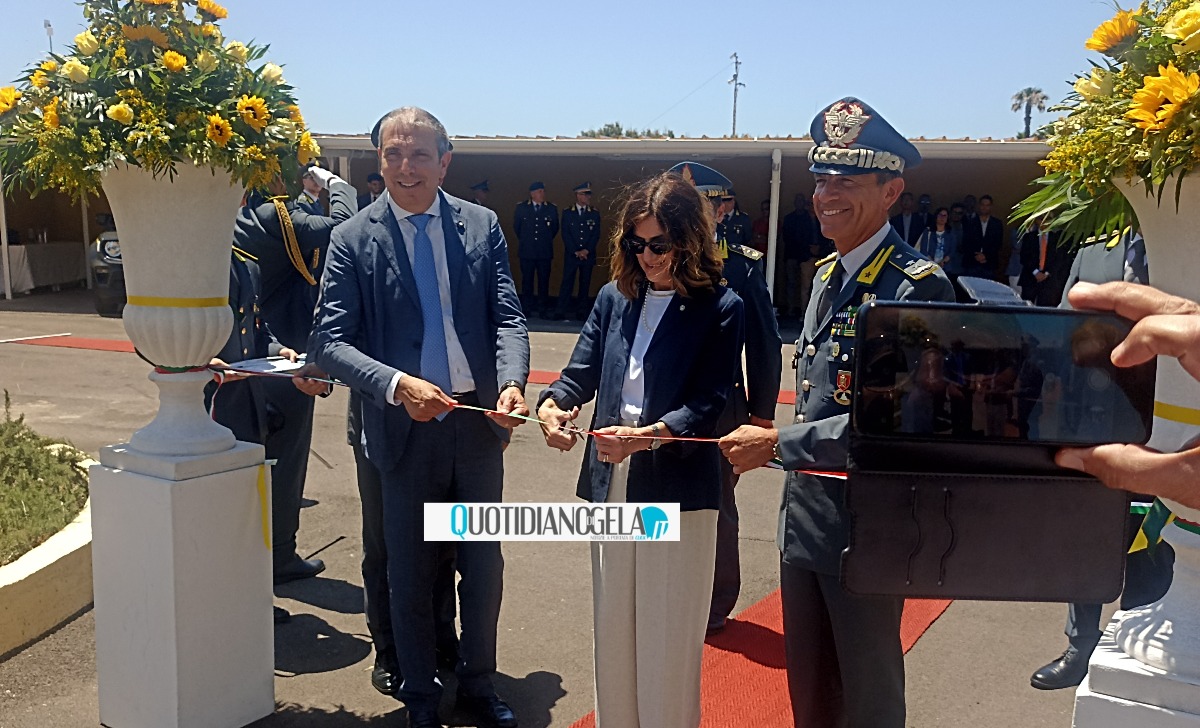 Inaugurata la nuova caserma della guardia di finanza  - Il taglio del nastro