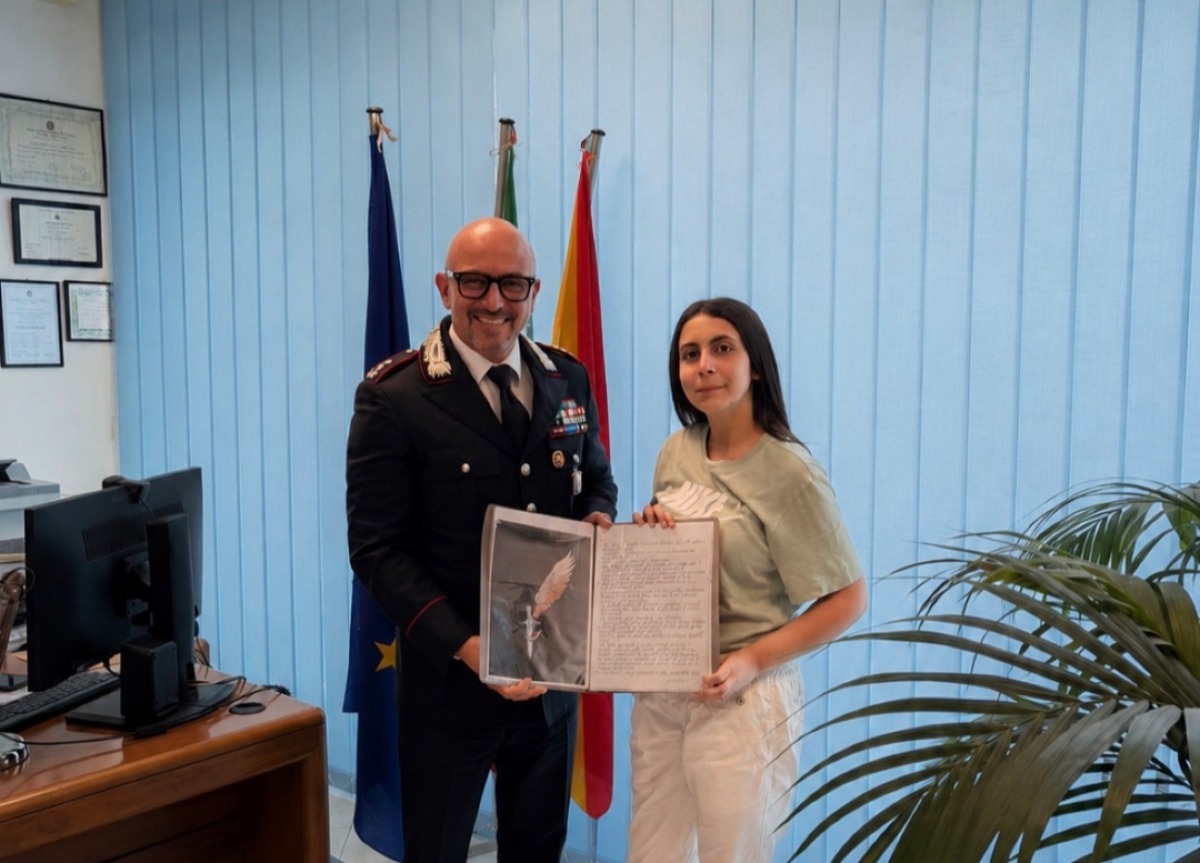 I carabinieri nel lavoro finale per gli esami di un'alunna della scuola "Mattei" - Il colonnello Montemagno e l'alunna