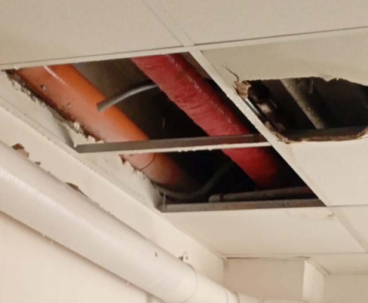 Cede il controsoffitto nella postazione del 118 in ospedale  - 
