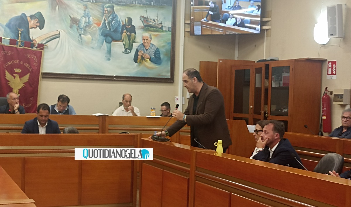 Caso rifiuti, affondo maggioranza "chiediamo danni": Pellegrino, "senza casacche, chi sbaglia paghi" - Un momento della riunione di consiglio 