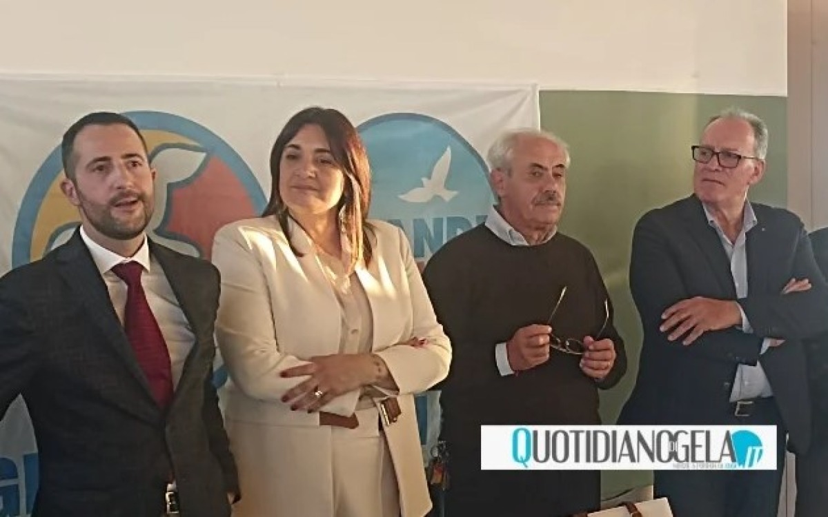 Vicenda rifiuti, ritorna il "governo ombra delle Srr": centrodestra si accende, Mpa "noi ci allontanammo" - Lombardo (al centro) insieme all'assessore regionale Colianni, al consigliere Lupo e al portavoce Caci