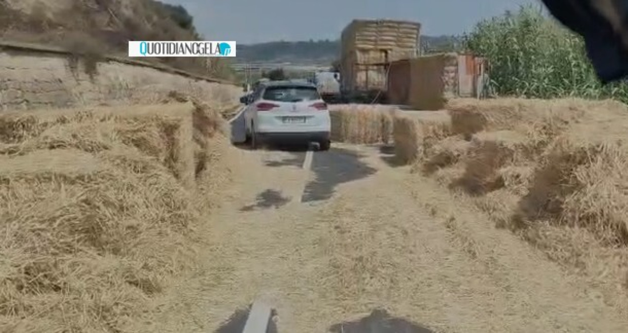 Balle di fieno in strada sulla Gela-Vittoria, carico perso da un mezzo pesante