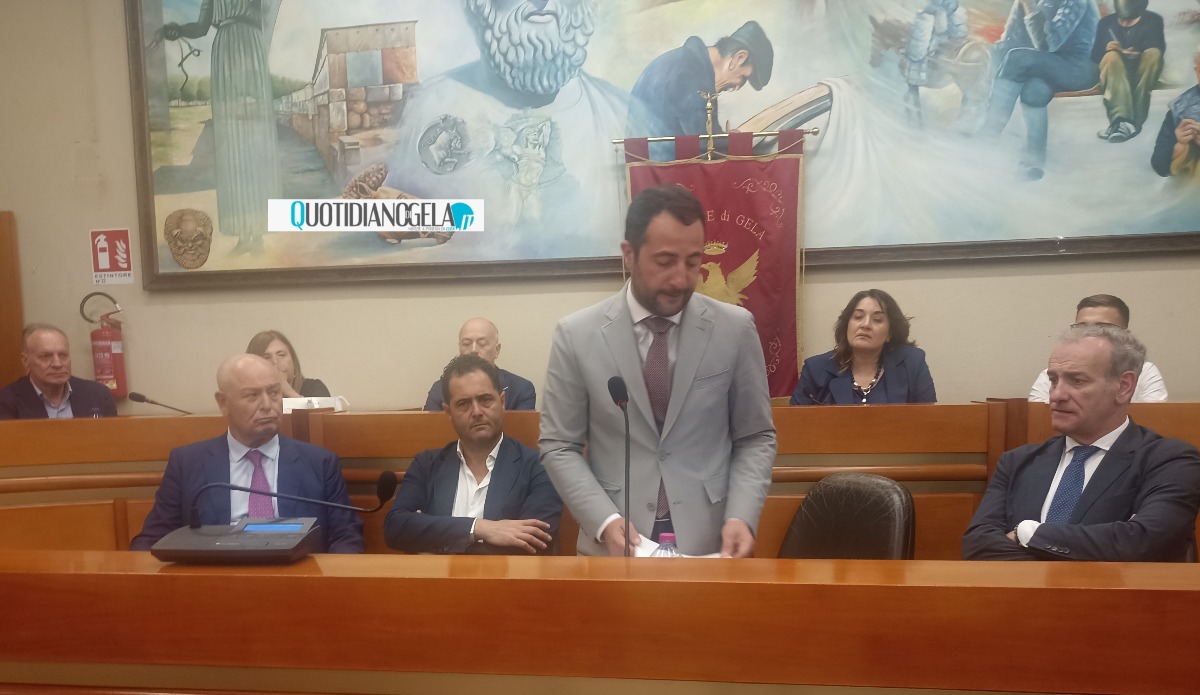 Colianni ai sindaci, "aprire confronto con ministero per royalties Gemini" - Colianni insieme ai sindaci 