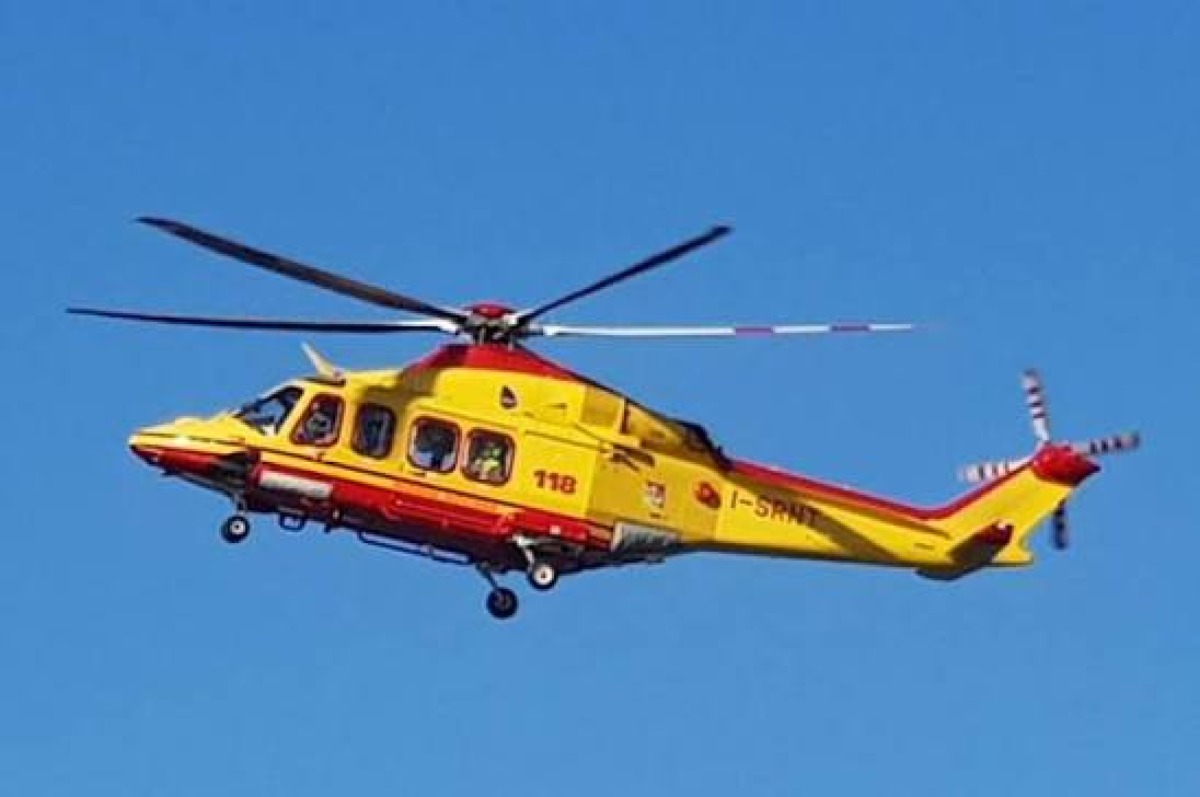 Schianto in via Crispi, giovane ferito trasferito in elisoccorso: condizioni gravi  - 