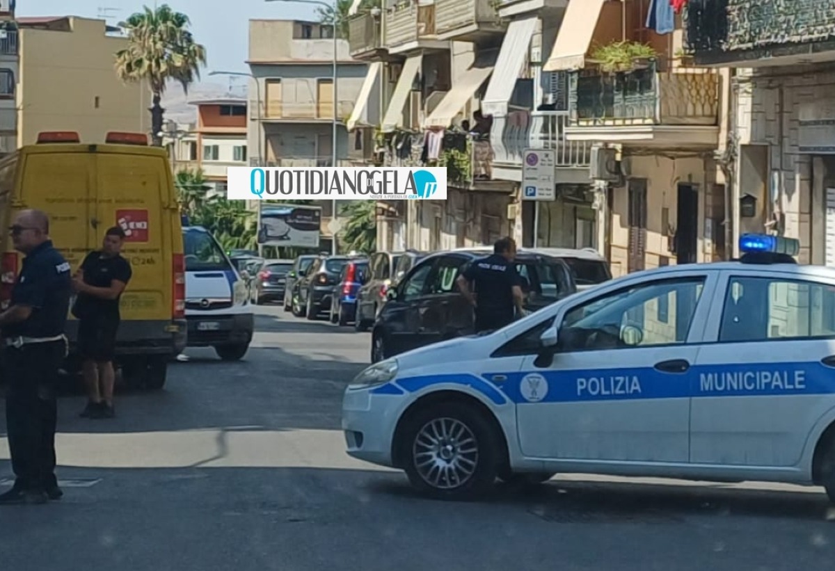 Il violento impatto tra auto e moto in via Crispi: due giovani monitorati dai medici  - L'impatto in via Crispi 