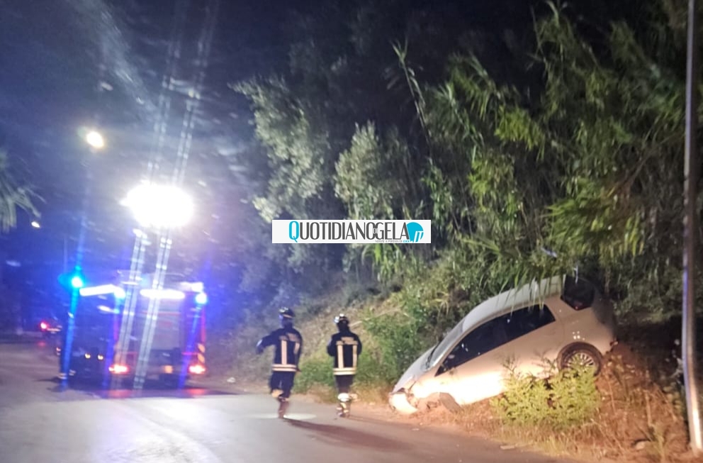 Auto fuori strada nel tratto di Punta Vigne  - 