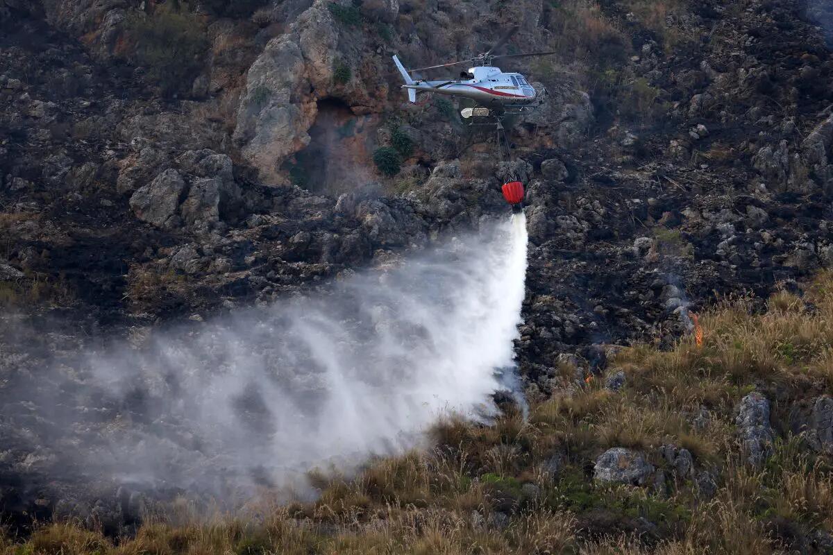 Incendi in provincia di Palermo, le fiamme avvolgono Monte d’Oro - 