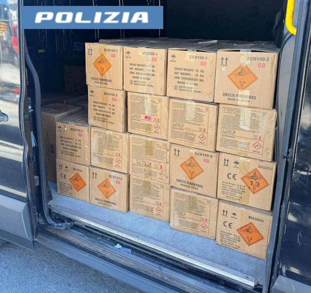 Catania, nel furgone una tonnellata di prodotti pirotecnici illegali: denunciato un 36enne - 