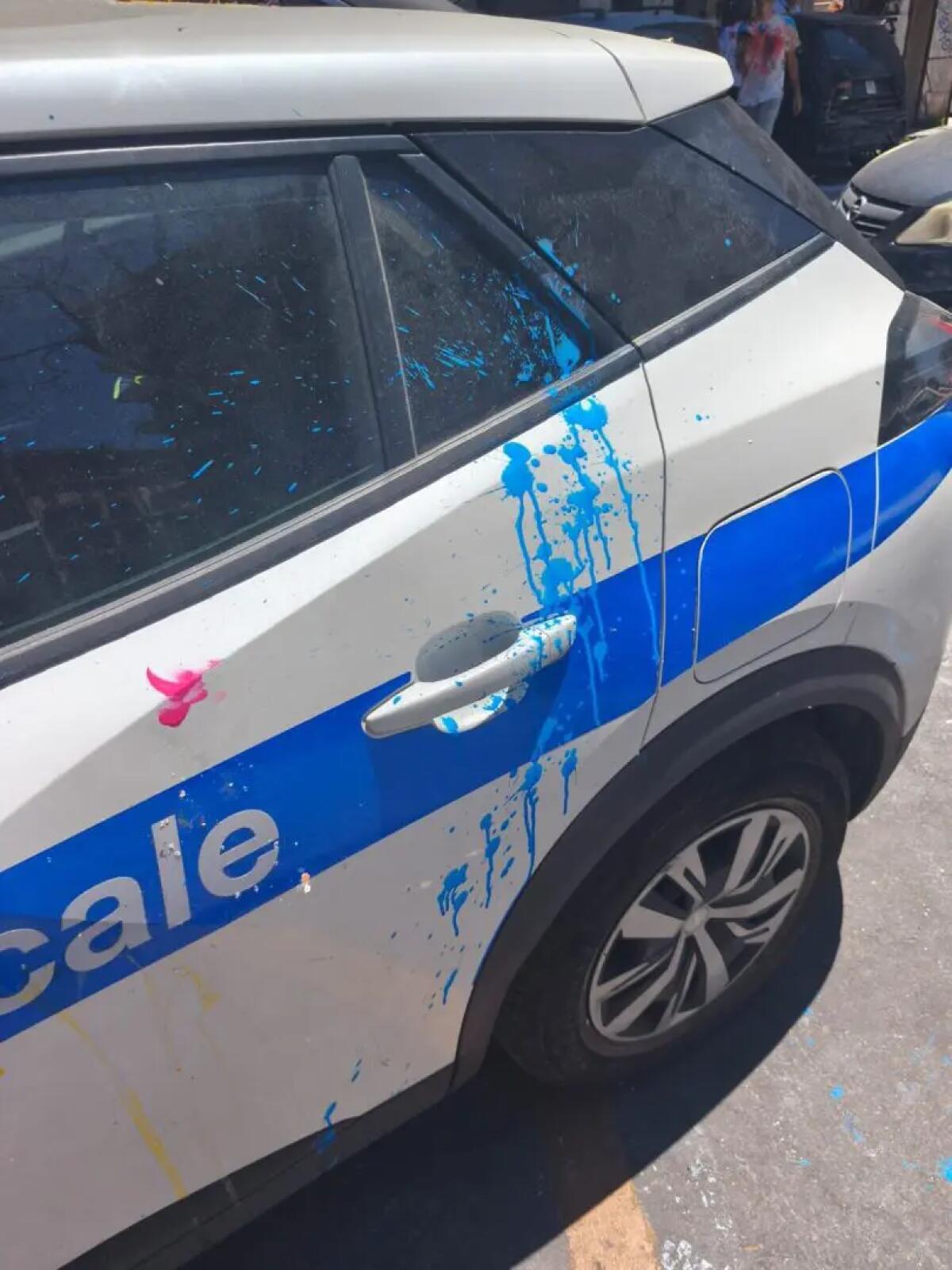 Catania, ultimo giorno di scuola sfocia in gravi disordini: lanciate uova e vernice contro le auto delle forze dell’ordine - 