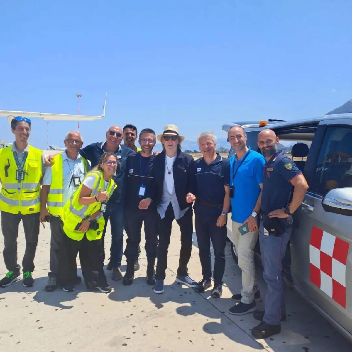 Paul McCartney è atterrato a Palermo, foto col personale dell’aeroporto - 