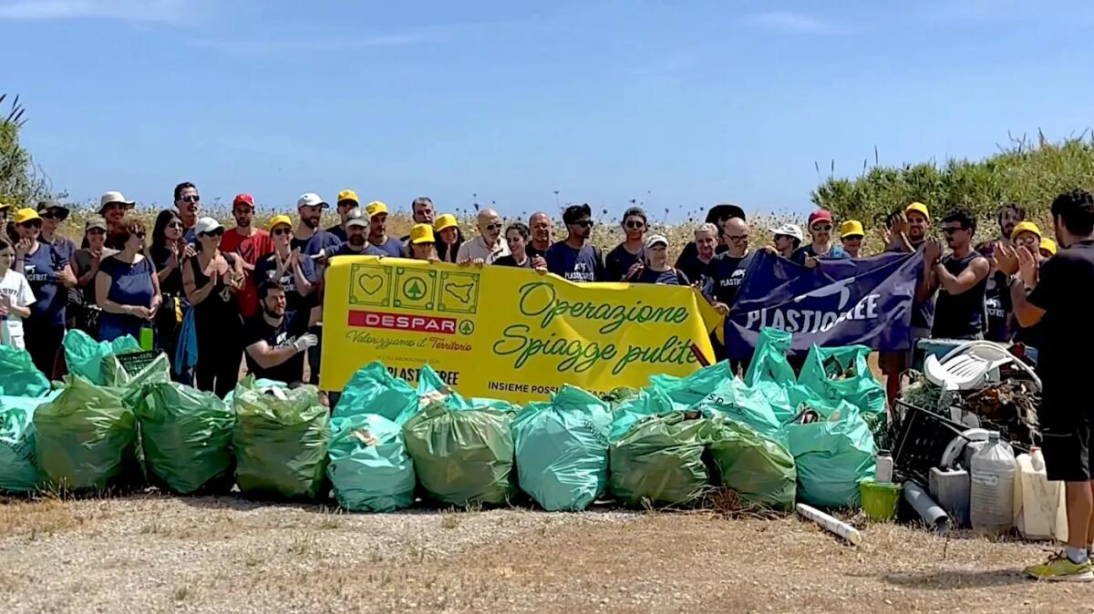 Operazione Spiagge Pulite 2026, a Palermo trovati 20 monopattini sepolti nella sabbia - 