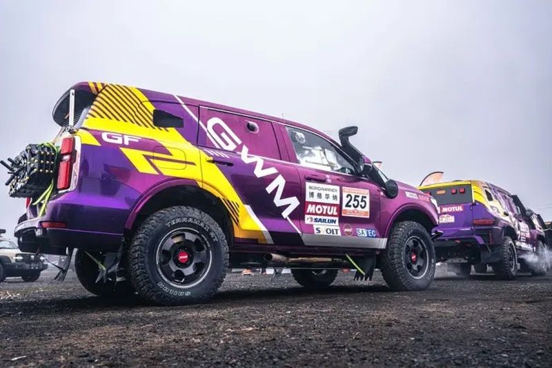 Pilota italiana affronta il Taklimakan Rally su un NEV cinese - 