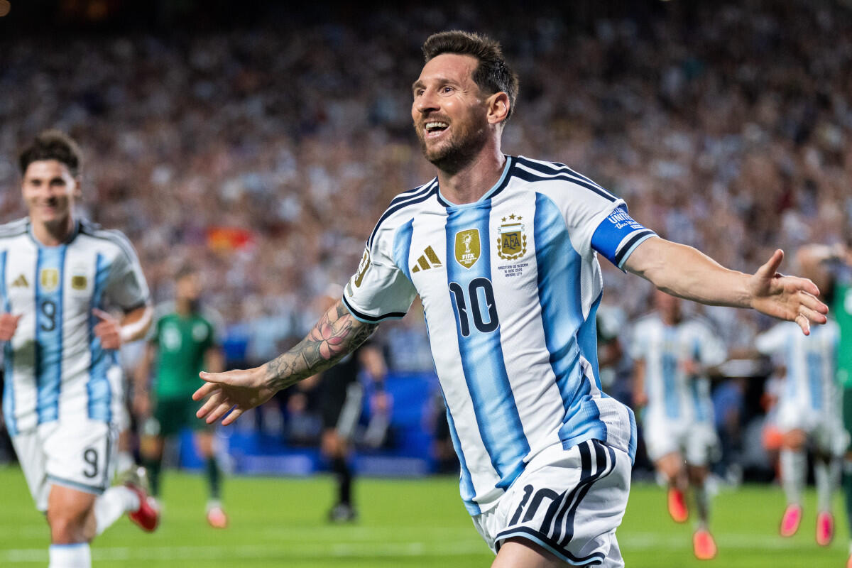 Messi show e l’Argentina vince al debutto, tripletta da record all’Algeria - 