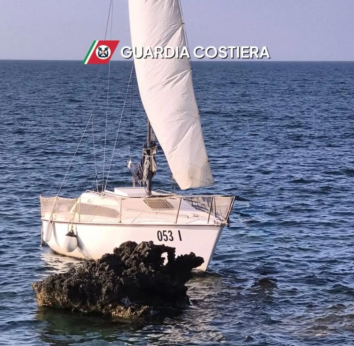 Diportista salvato nel Trapanese dopo due ore in mare aggrappato a una boa di segnalamento - 
