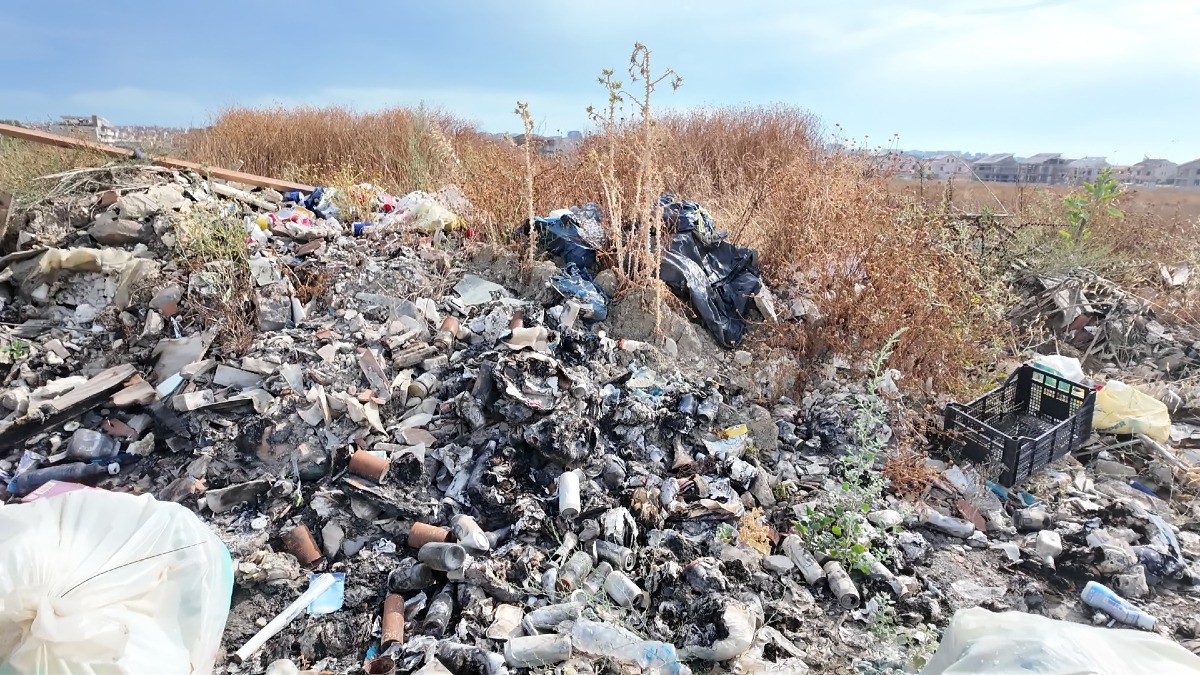 Tra Cantina Sociale e Settefarine una discarica abusiva a cielo aperto e roghi notturni tra i rifiuti - 