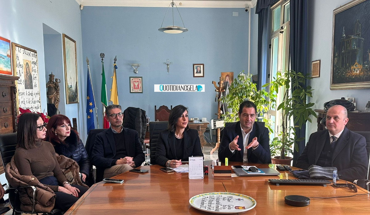 Dissesto, da sei mesi atti al ministero per il bilancio: Cosfel avvia verifica su assunzioni - Il sindaco Di Stefano insieme ad assessori e consiglieri