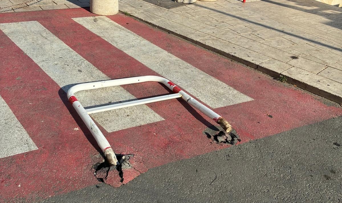 Vandali si accaniscono contro un archetto in viale Mediterraneo durante i festeggiamenti religiosi  - 