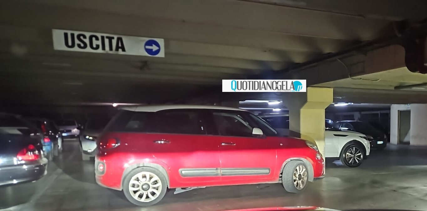 Parcheggio Arena, ieri sera auto in sosta selvaggia e negli stalli dei disabili - 