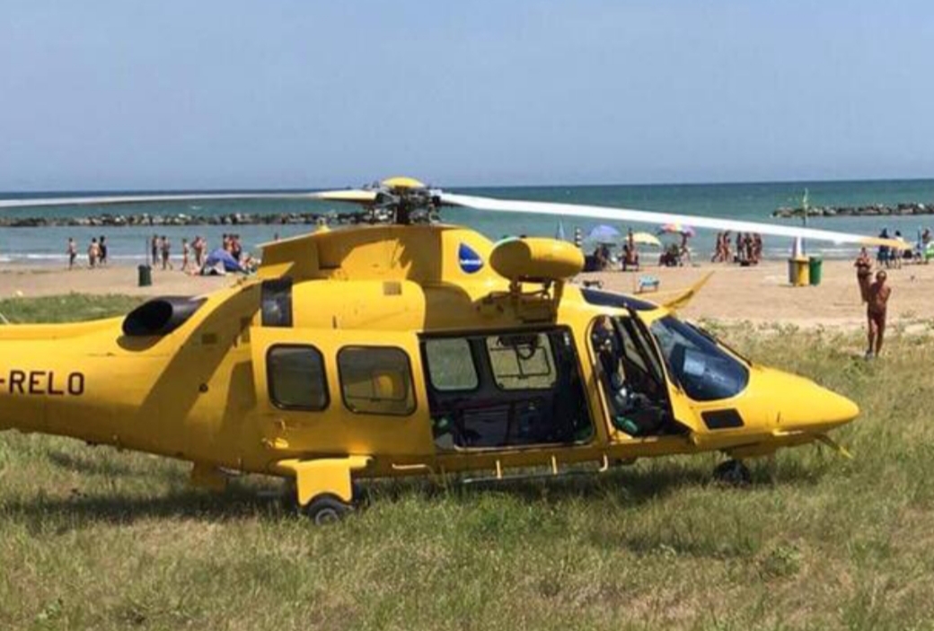 Bagnante recuperato in gravi condizioni, trasferito in elisoccorso  - 