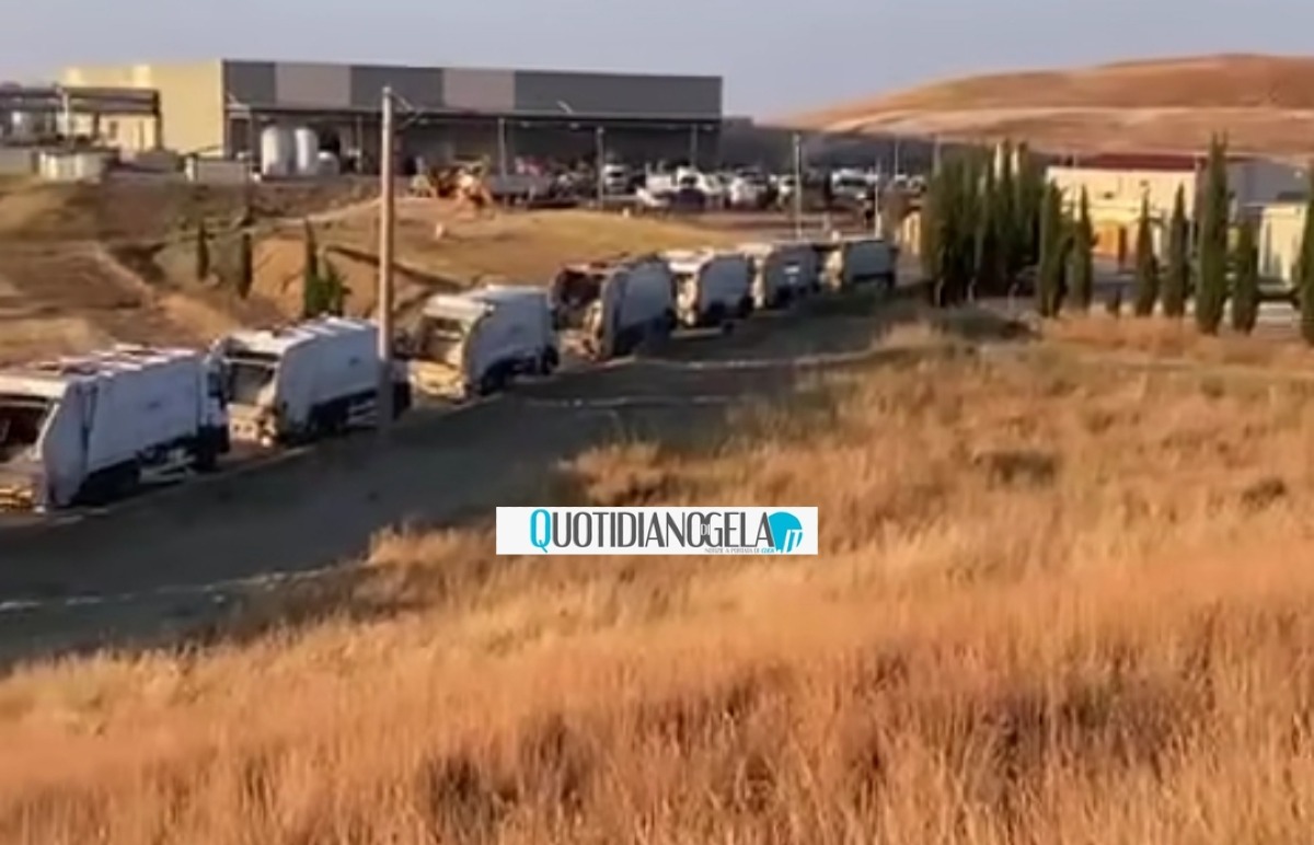 Allerta tmb, "rischia soglia massima già a ottobre": innalzata quota, meno rifiuti da Caltanissetta  - Mezzi in attesa davanti all'ingresso di Timpazzo 