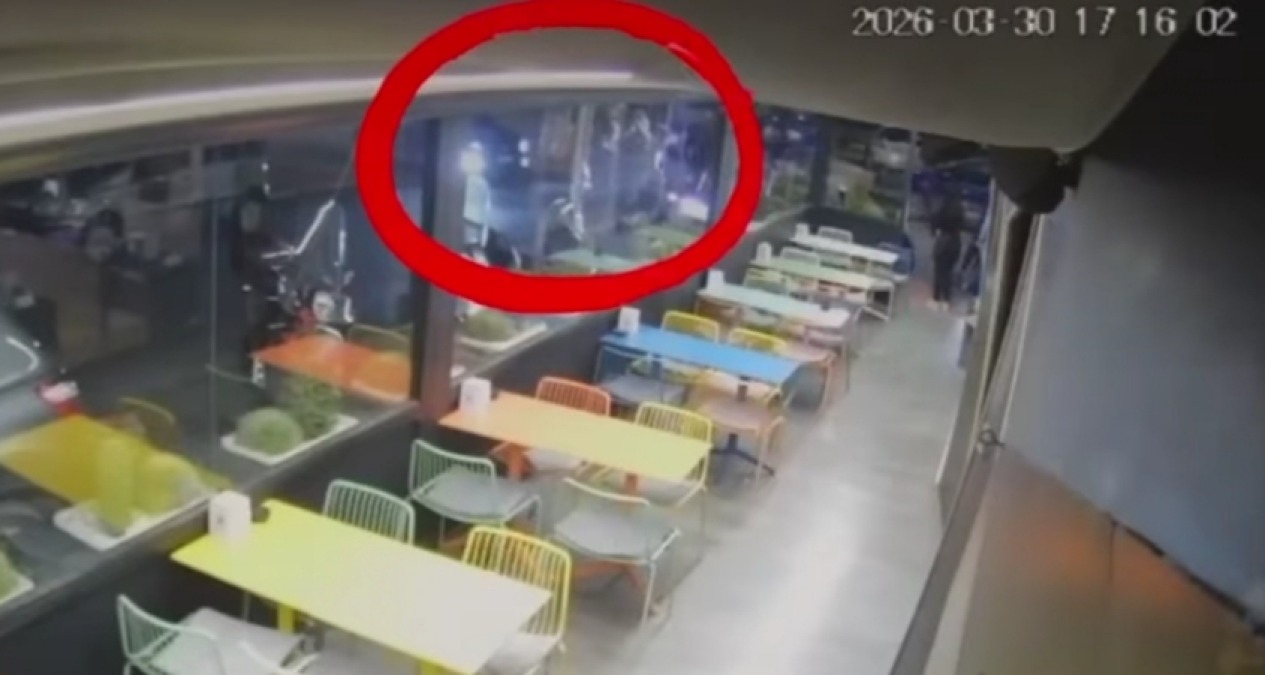 Coltellate davanti a un bar, l'accusa di tentato omicidio: concessi domiciliari a Emmanuello  - Le immagini dei sistemi di videosorveglianza 