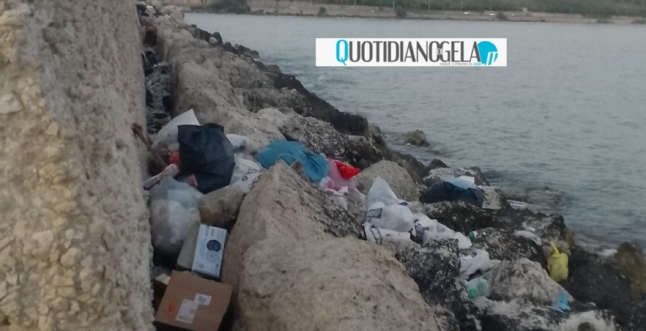 Porto rifugio, associazioni ambientaliste: "Rifiuti abbandonati, servono più controlli" - I rifiuti ammassati in una delle aree del porto rifugio