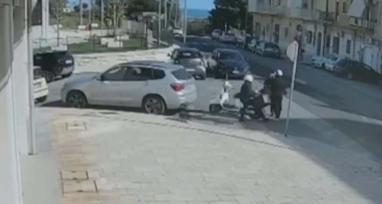 Rapina a un gioielliere, individuata una complice dei cugini Di Noto: recuperato oro rubato - Il momento della rapina ripreso dai sistemi di videosorveglianza