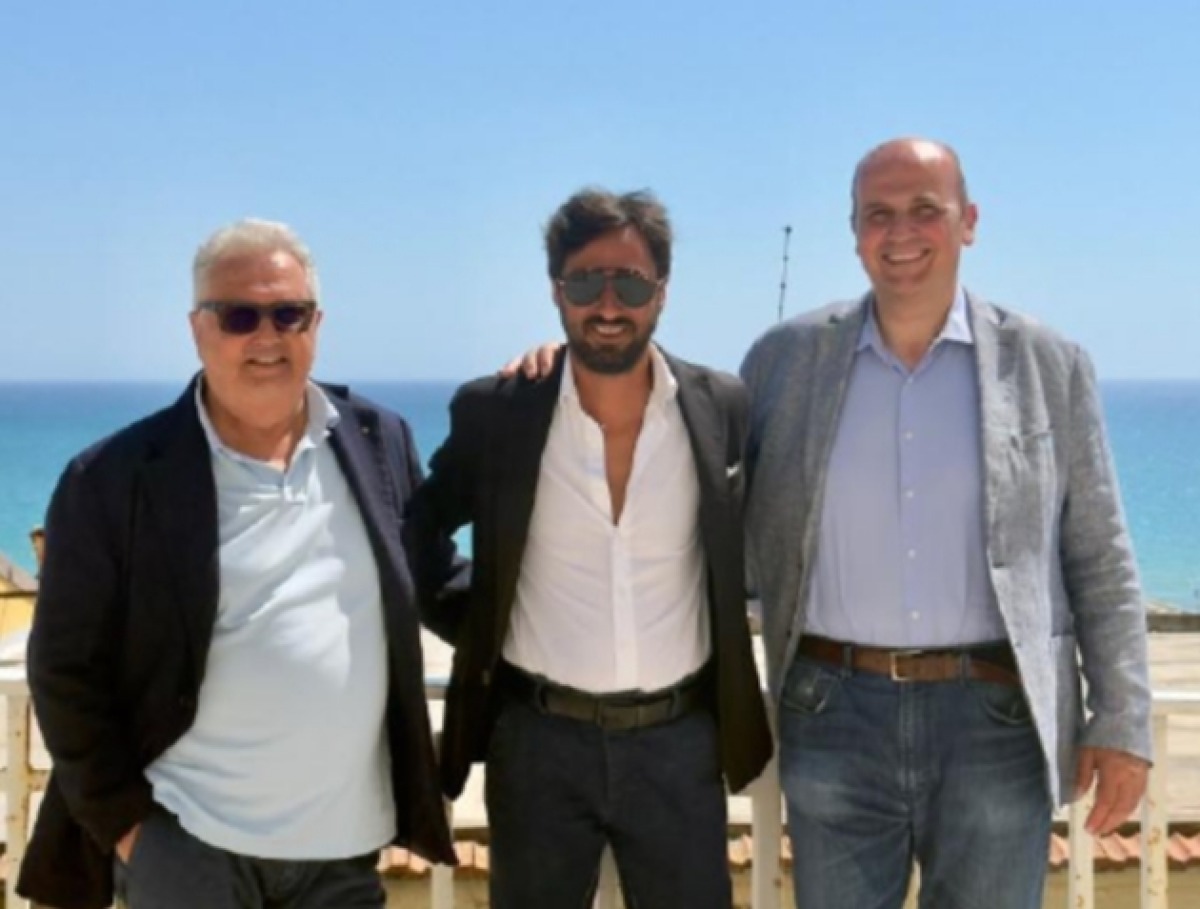 Pardo dice sì a De Luca, ha deciso di aderire a "Sud chiama nord" - Pardo (al centro) insieme all'assessore Franzone e al referente Salinitro 