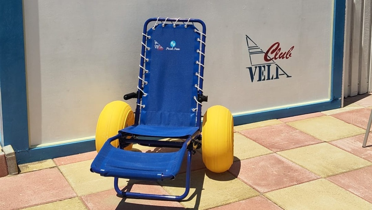 Una sedia job per consentire a disabili ed anziani di accedere in spiaggia - 