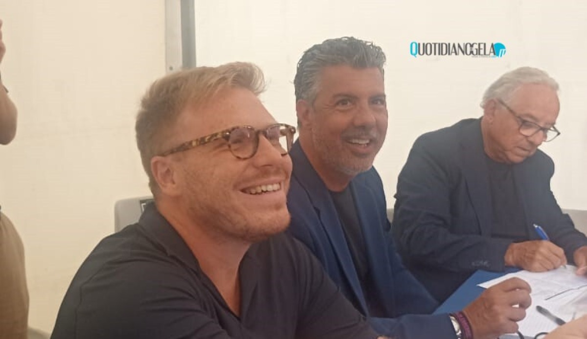 Civici e "Controcorrente" ancora molto distanti: "La Vardera a Poggio Arena ma in silenzio su Timpazzo" - La Vardera e Donegani al gazebo per le firme della campagna sull'acqua