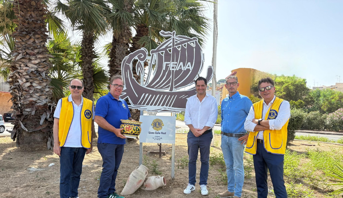 La nave arcaica nell'insegna donata dal Lions Club Host, vasi di ceramica per villa e orto Pasqualello - 
