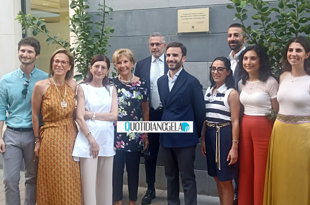 Borsellino e Giordano "uniti dal filo rosso del coraggio": scoperta targa per il commerciante ucciso dai clan  - La famiglia Giordano insieme ai magistrati della giunta Anm